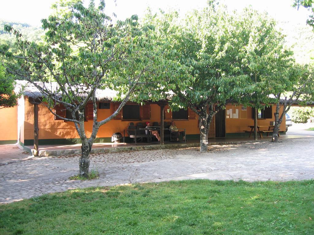 Albergue Turistico Valle Del Ambroz Hervas Exterior photo