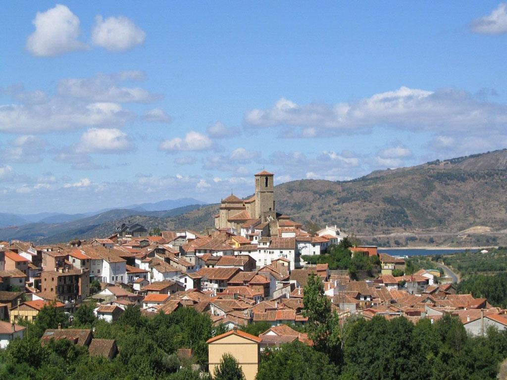 Albergue Turistico Valle Del Ambroz Hervas Exterior photo